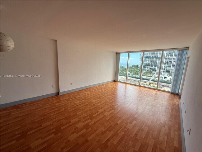Foto del edificio - 10275 Collins Ave