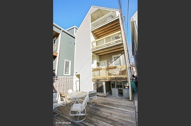 Building Photo - 1441 W Fletcher St