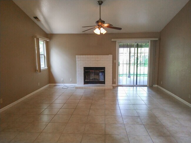 Building Photo - Four Bedroom Chico Home with 6 Month or 12...
