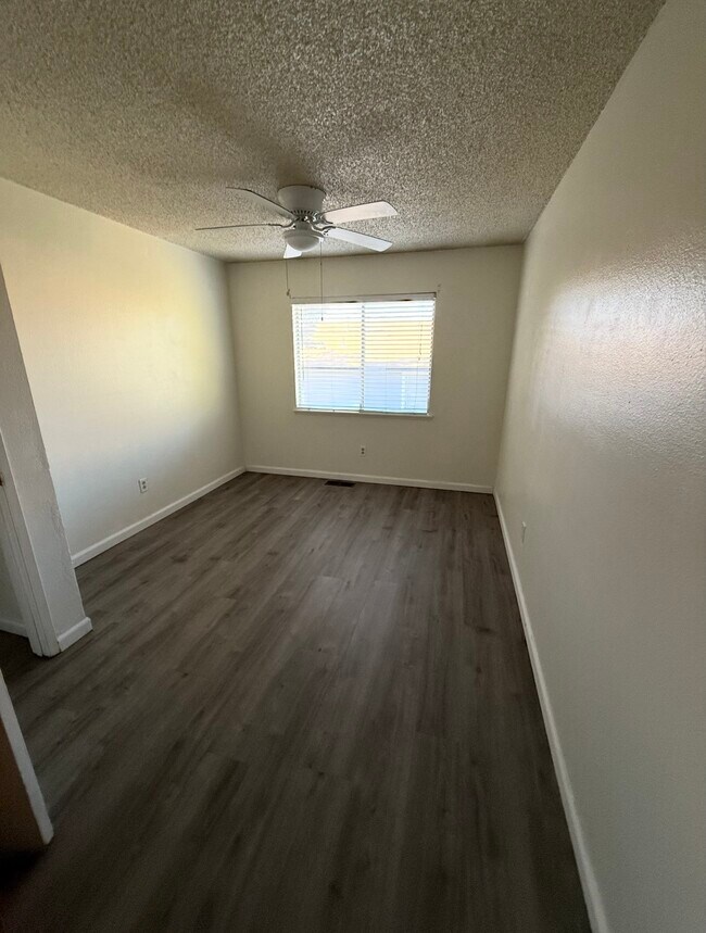 Foto del edificio - 1416 E 9th St