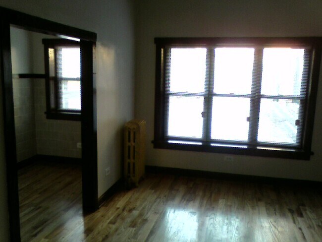 Building Photo - 4027 W Irving Park Rd