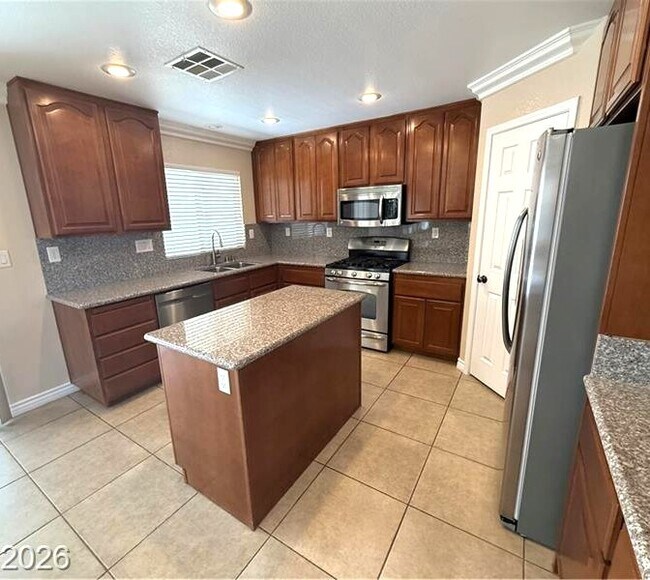 Building Photo - 5565 Golden Palms Ct