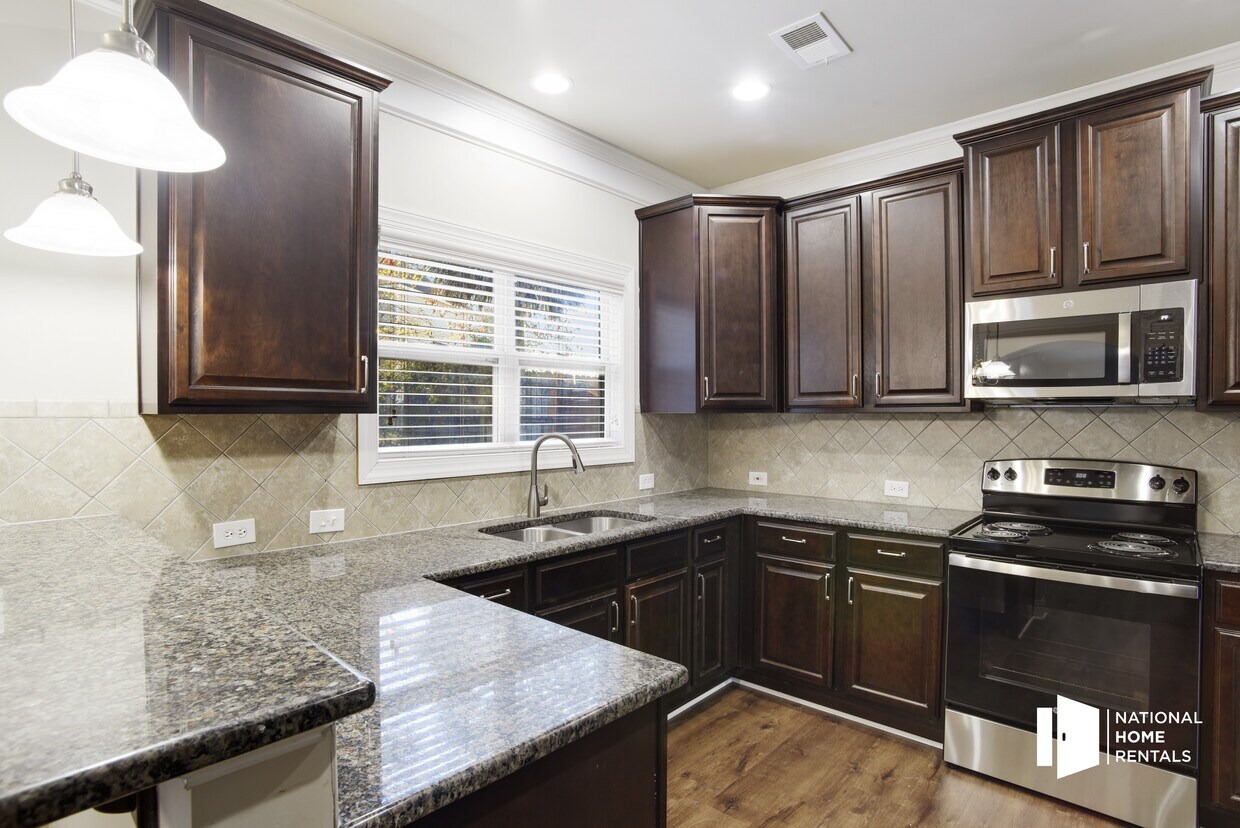 Primary Photo - 170 Montauk Dr