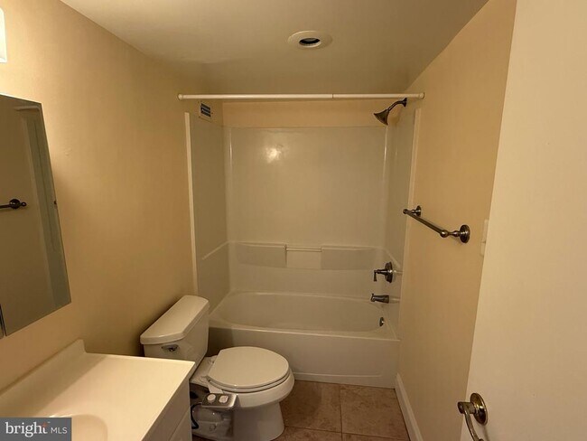 Foto del edificio - 5225 Pooks Hill Rd