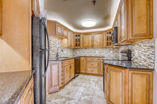 Kitchen - 1633 N Prospect Ave