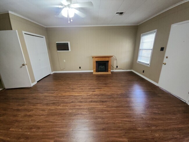 Foto del edificio - 457 Wallace Rd