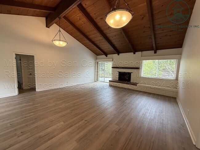 Foto del edificio - Remodeled Three Bedroom Upper Hatton Fields Home
