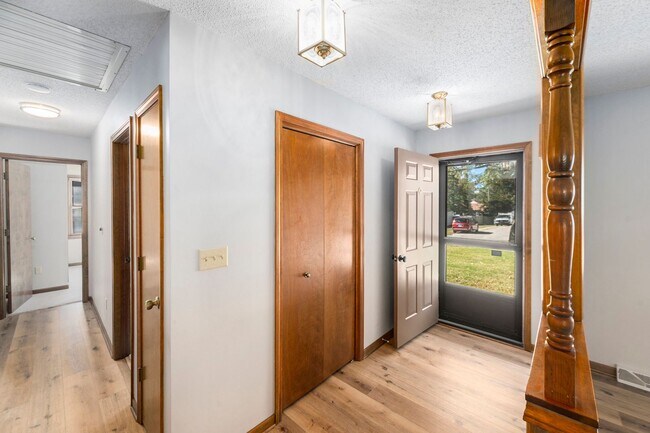 Foto del edificio - Charming 3 Bed 2.5 Bath Raised Ranch