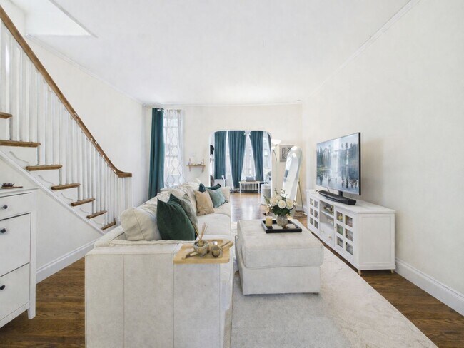 Foto del edificio - GORGEOUS 4 BEDROOM UNIVERSITY CITY/SPRUCE HILL TOWNHOUSE WITH GARAGE + EXTRA PARKING SPOT