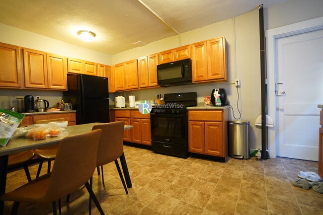 Foto del edificio - 142 Davis Ave