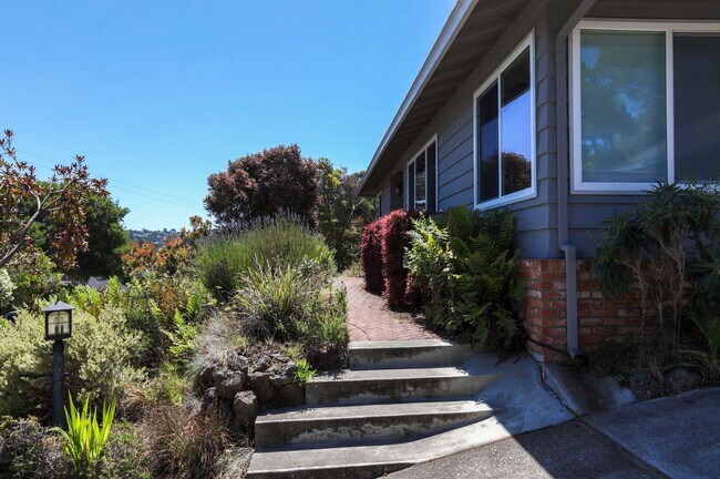 Building Photo - 3 Bed 2 bath ranch style home with Bay vie...