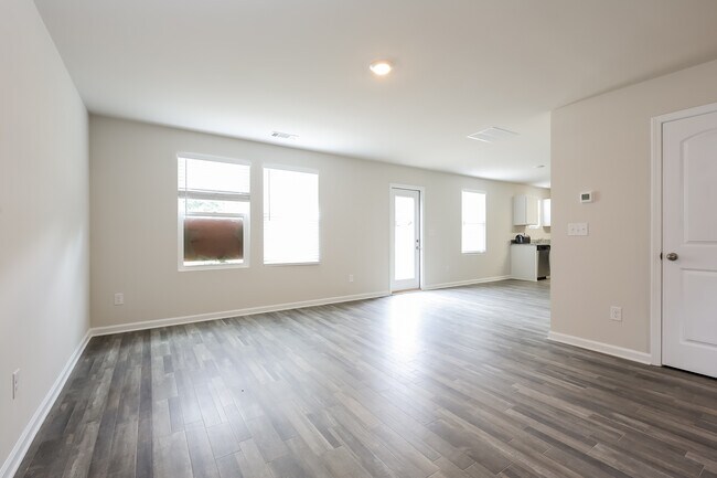 Building Photo - 165 Evvalane Dr