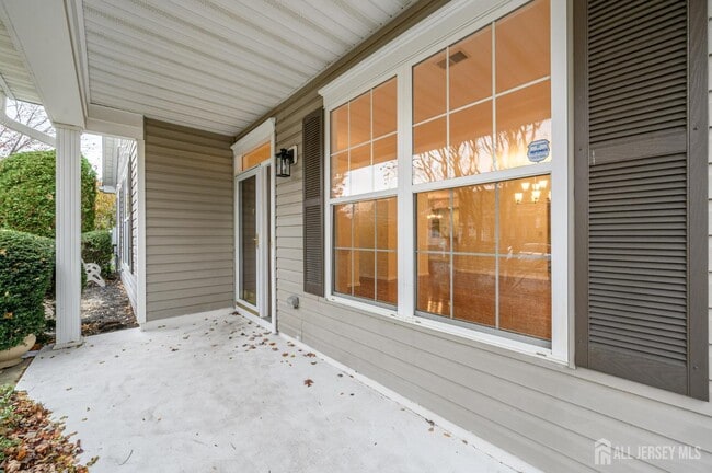 Building Photo - 131 Greenlawns Dr