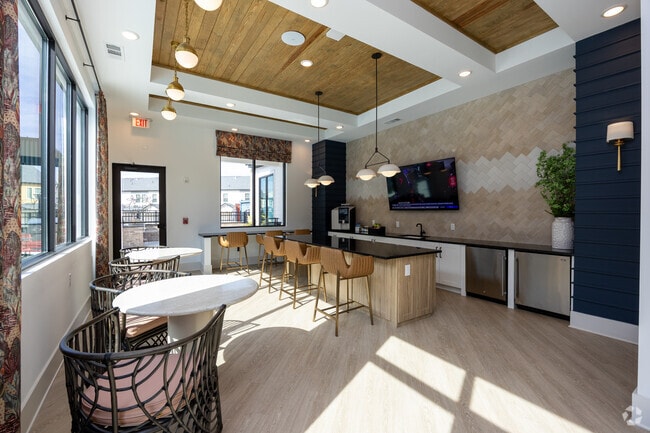 Salón del club - The Refinery at Sugar Hill Apartments and Townhomes