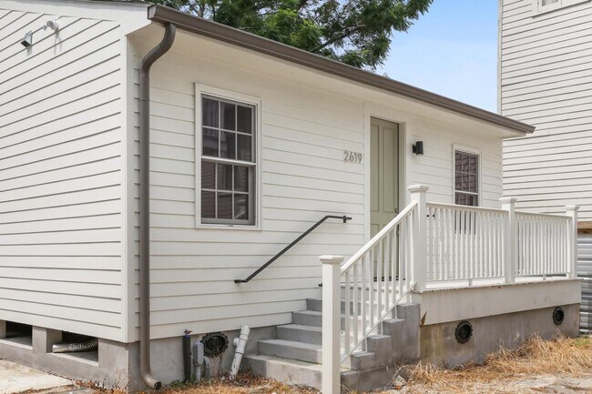 Foto del edificio - Stunning Historic Carriage House one block off of St. Charles!