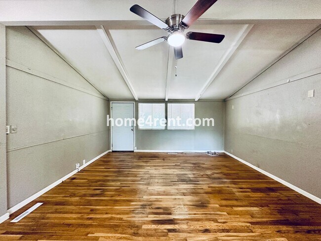 Building Photo - Cozy Ranch Style Home w/ Wood Floors and P...