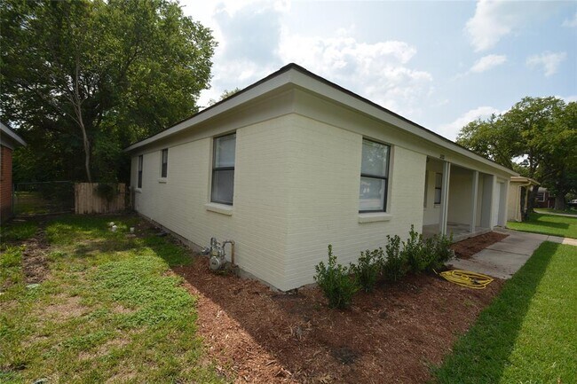 Building Photo - 5525 Volder Dr