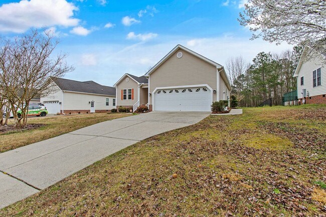 Foto del edificio - Adorable Ranch Home With Garage and Screen Porch!