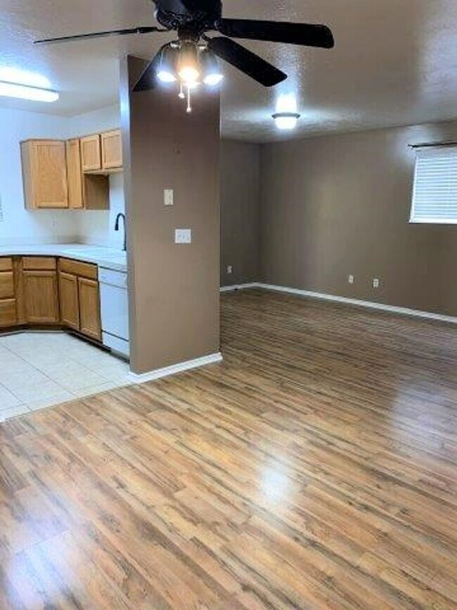 Building Photo - 2 Bed 1.5 Bath Townhome for Rent in North ...