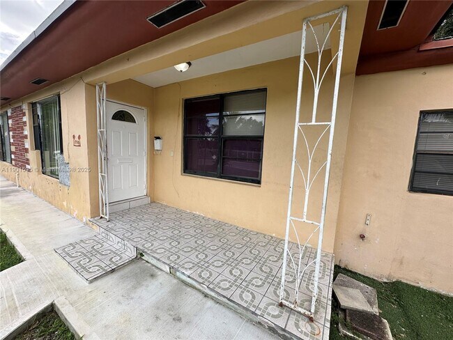 Foto del edificio - 1770 NE 148th St