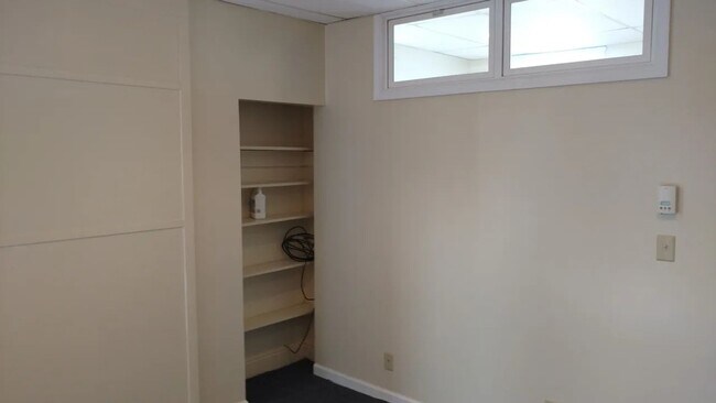 Building Photo - 1 Bedroom in Midtown w/optional Garage