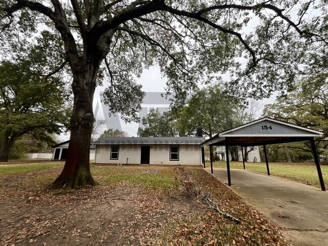 Building Photo - This beautifully remodeled 2-bedroom, 1-bathroom home