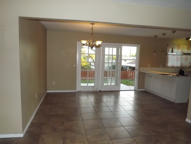 Building Photo - Beautiful 3 bed 2 bath home with a Huge Ba...