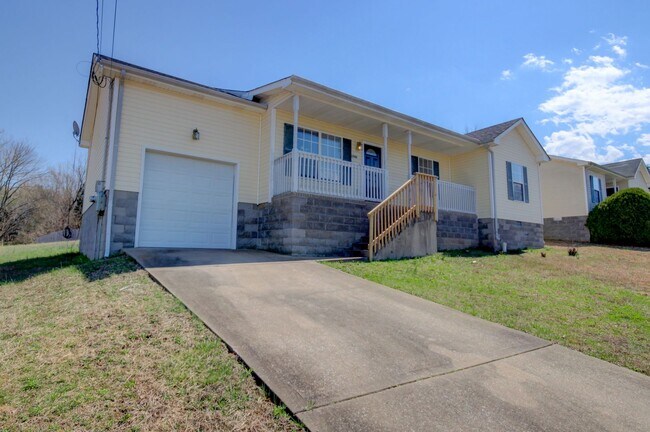 Building Photo - Three Bedroom Close to Post