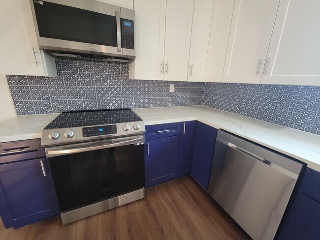 Foto del edificio - Newly renovated 5 bedroom, 2 bathroom home...