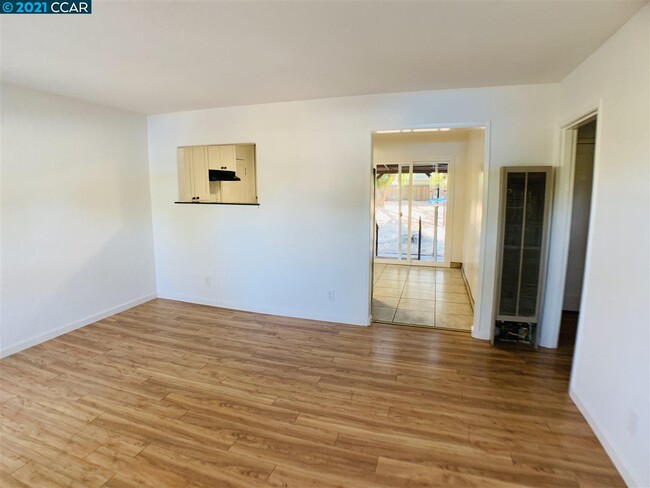 Building Photo - 1458 San Carlos Ave