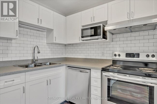 Building Photo - 555 Bonaccord St