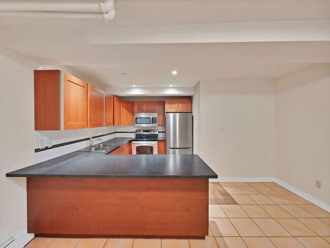 Building Photo - 191 James St S