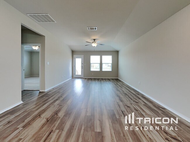 Building Photo - 5204 Saddle Clb Dr