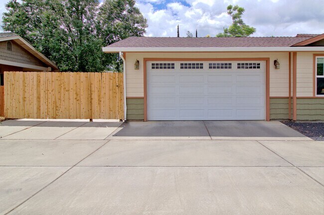 Building Photo - Available Soon! Beautiful house in the Ave's