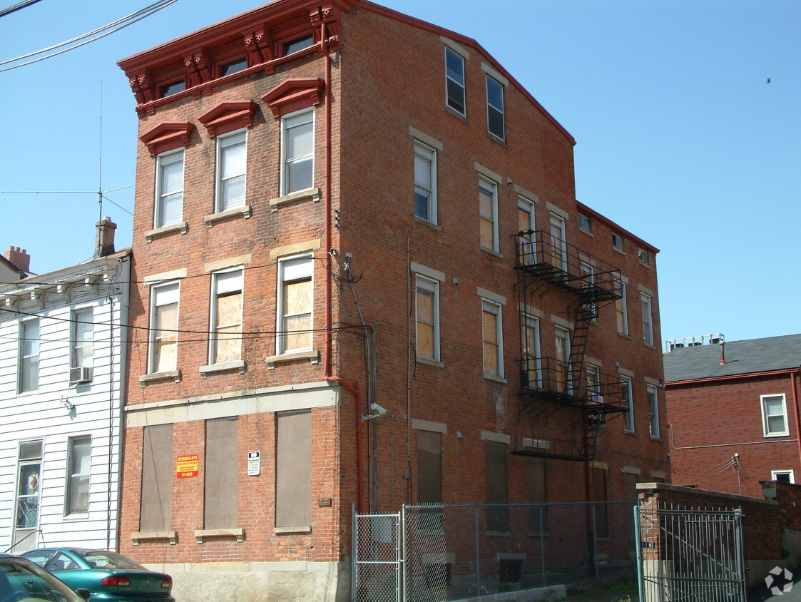 Building Photo - West Apartments