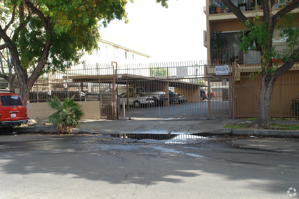 Building Photo - North Pointe Rayen Apartments