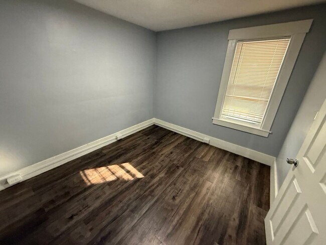 Foto del edificio - Third floor, 2 bed/1 bath, West Manchester $1700