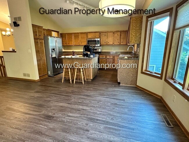 Building Photo - Eagan Single Family Home, 3 Car Garage, La...