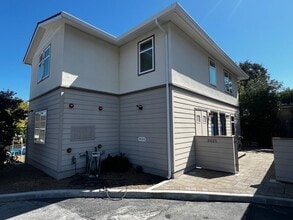 Building Photo - 2025 Avy Ave