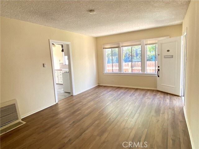 Foto del edificio - 843 W 13th St
