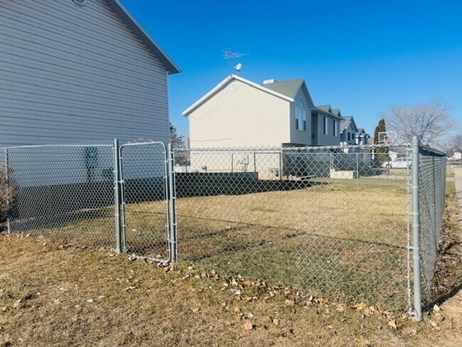 Foto del edificio - Beautiful remodeled home with fenced backyard and 2 car garage