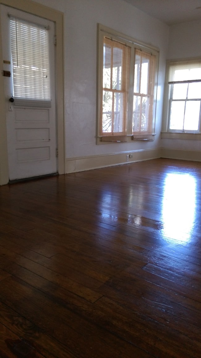 HUGE living room - 307 NW 15th St