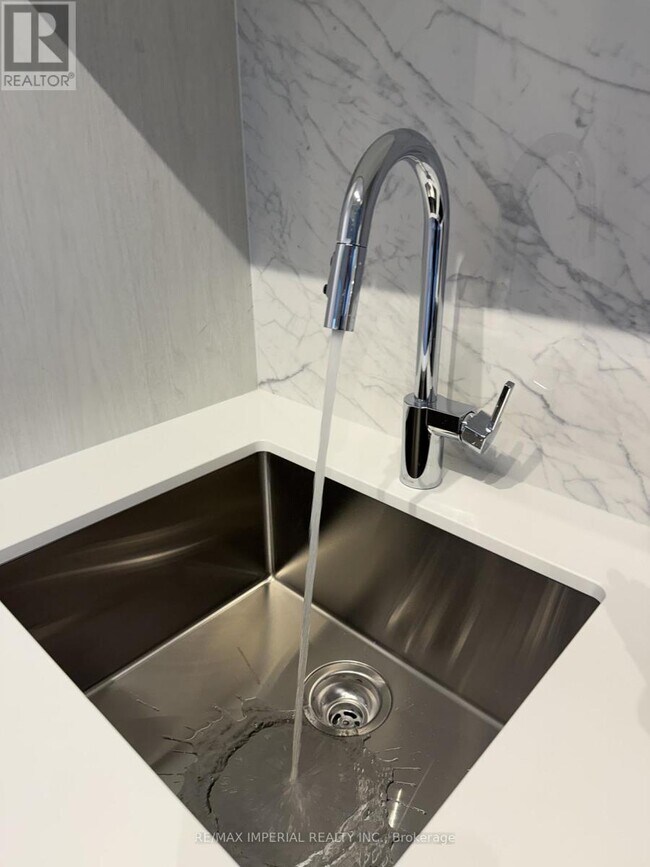 Photo du bâtiment - 180 Front St E