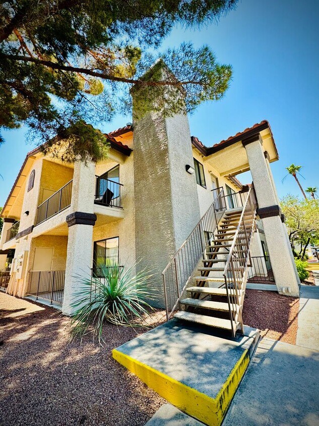 Foto principal - A Cozy 2 bedroom 2 bathroom with patio dow...