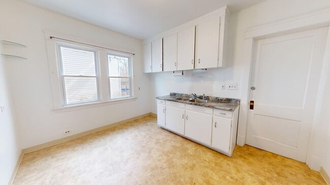 Building Photo - 12900 Hoy Ave