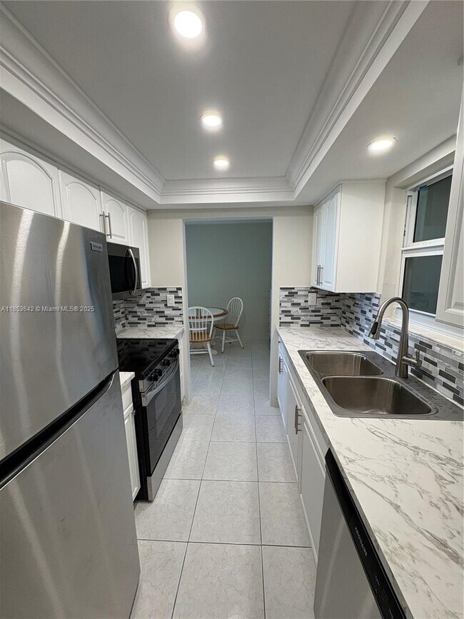 Building Photo - 1069 Hillsboro Mile