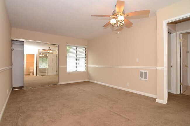 Building Photo - 990 La Barbera Dr