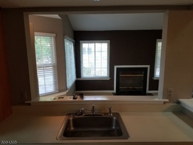 Building Photo - 25 Crossfield Ct