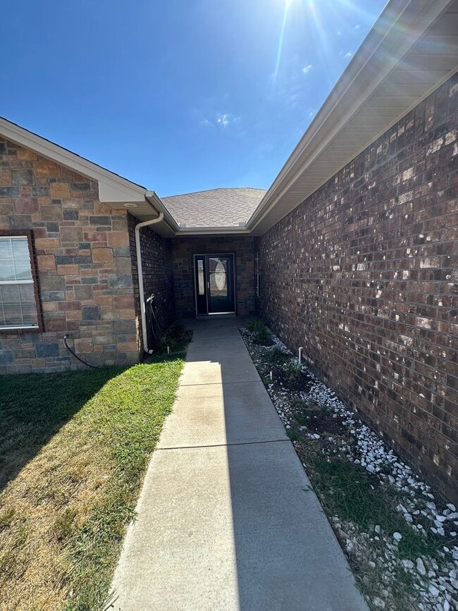 Building Photo - Stunning and Spacious 4 Bed Home! Parkview School District!