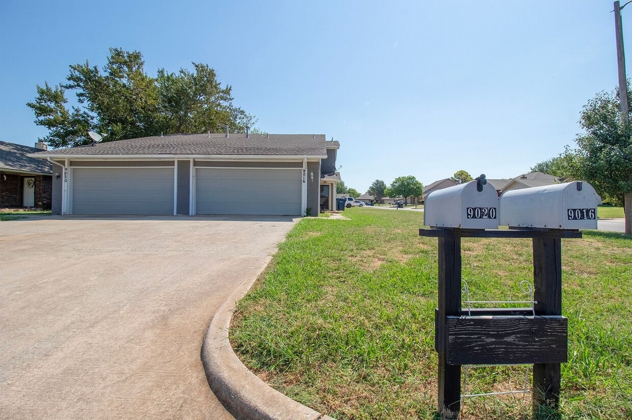 Primary Photo - 9016-9020 N Rockwell Dr
